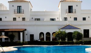 Hồ bơi ngoài trời, dù/ô trên bãi biển/hồ bơi, ghế dài tắm nắng 