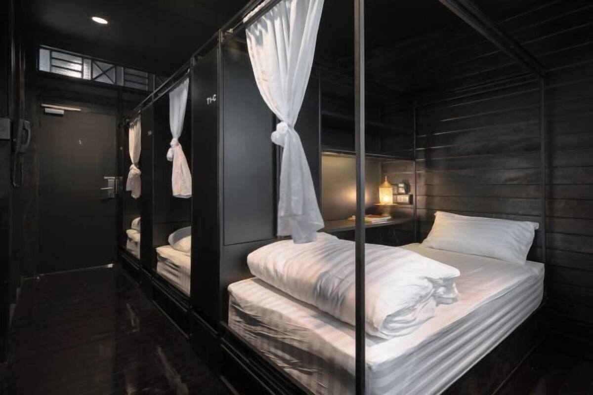Laptop workspace, free WiFi, individually furnished, bed sheets