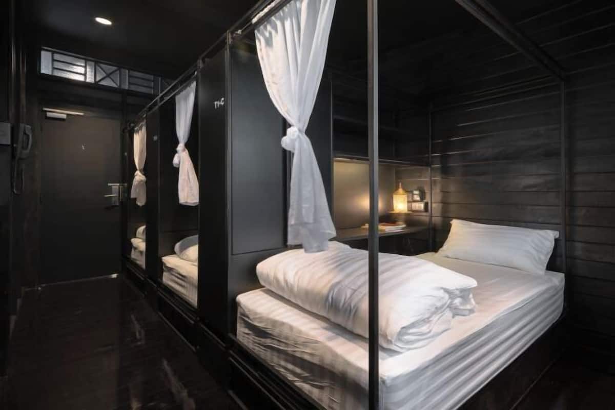 Individually furnished, laptop workspace, free WiFi, bed sheets