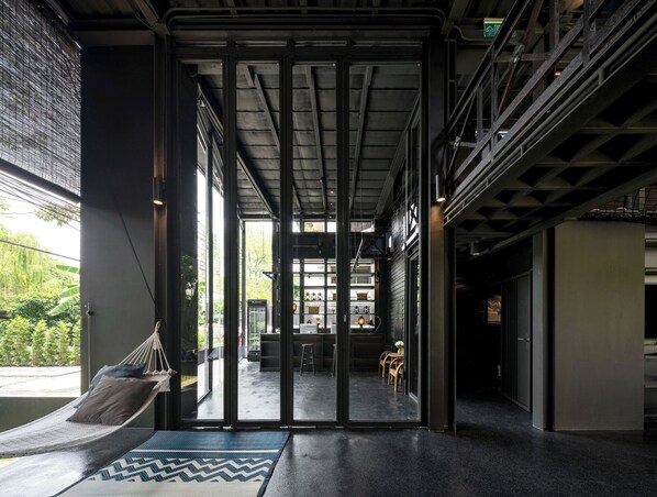 Living area - Kloem Hostel - Adults Only (Bangkok)