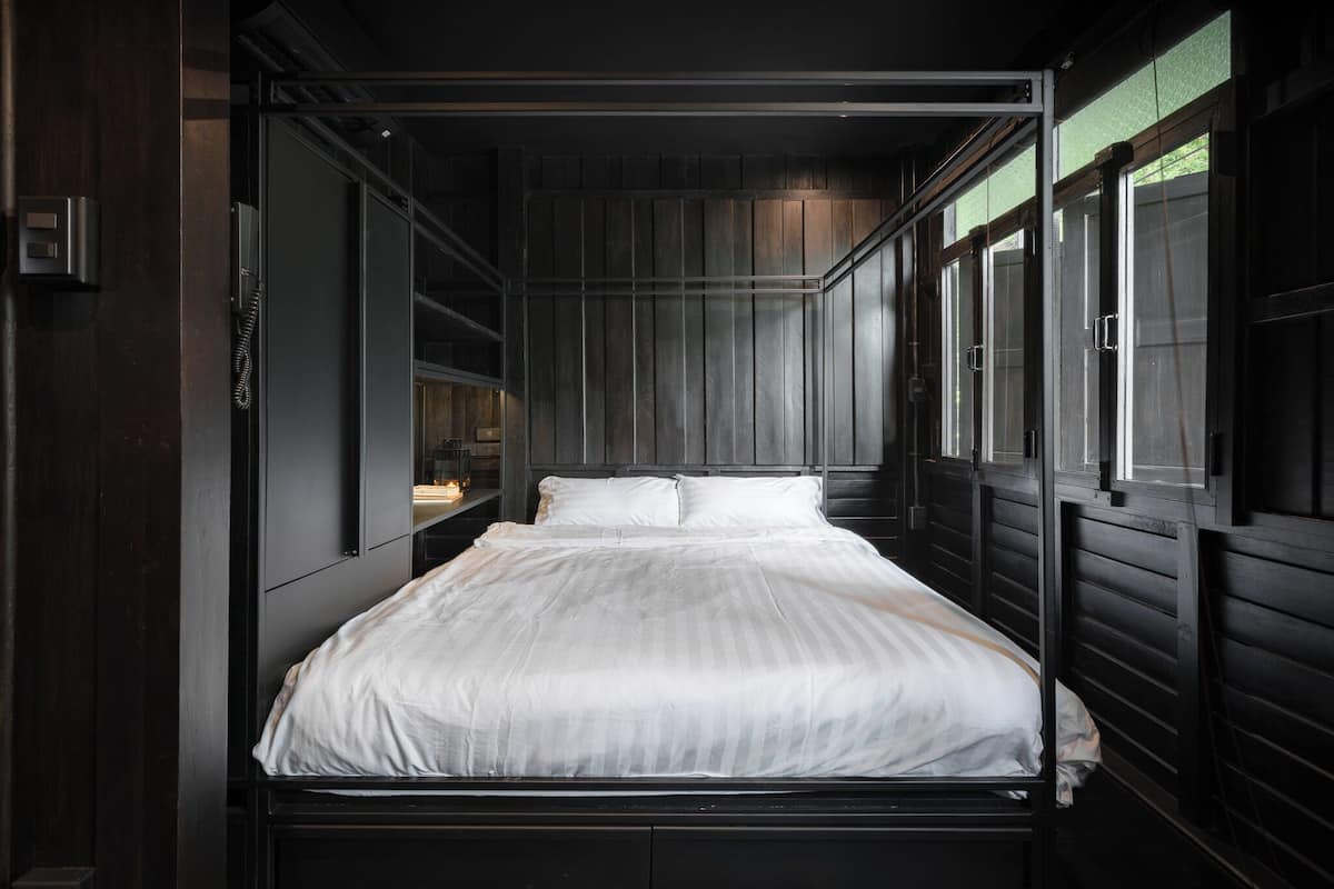 Private Queen Room with Shared Bathroom | Muebles diferentes, espacio para trabajar con laptop y wifi gratis