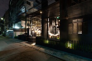Front of property – evening/night - Kloem Hostel - Adults Only (Bangkok)