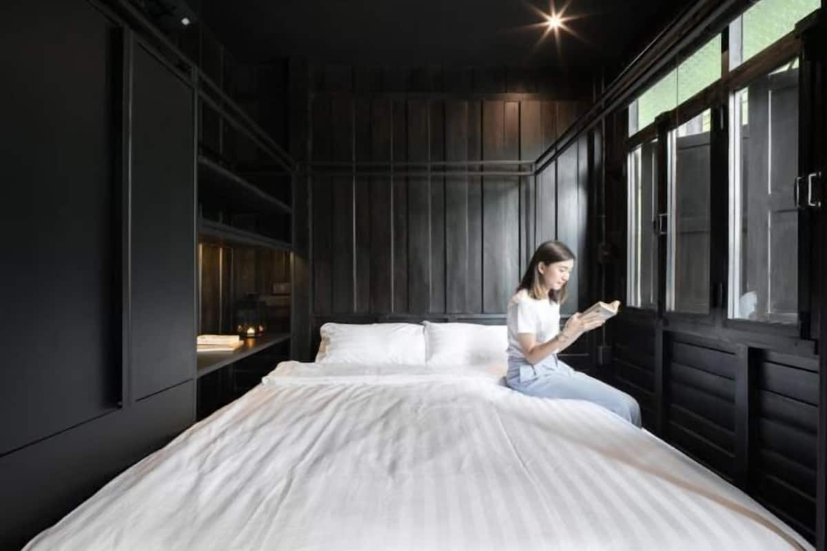 Laptop workspace, free WiFi, individually furnished, bed sheets