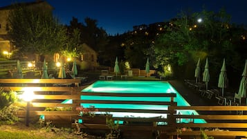 Piscina stagionale all'aperto, lettini