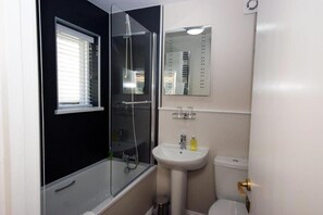 Dusj, toalettartikler (inkludert), hårføner og badekåper