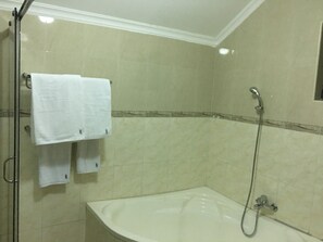 ห้องเอ็กเซกคิวทีฟดับเบิล, เตียงคิงไซส์ 1 เตียง | ห้องน้ำ | อ่างอาบน้ำและฝักบัวแยกจากกัน, ผ้าเช็ดตัว