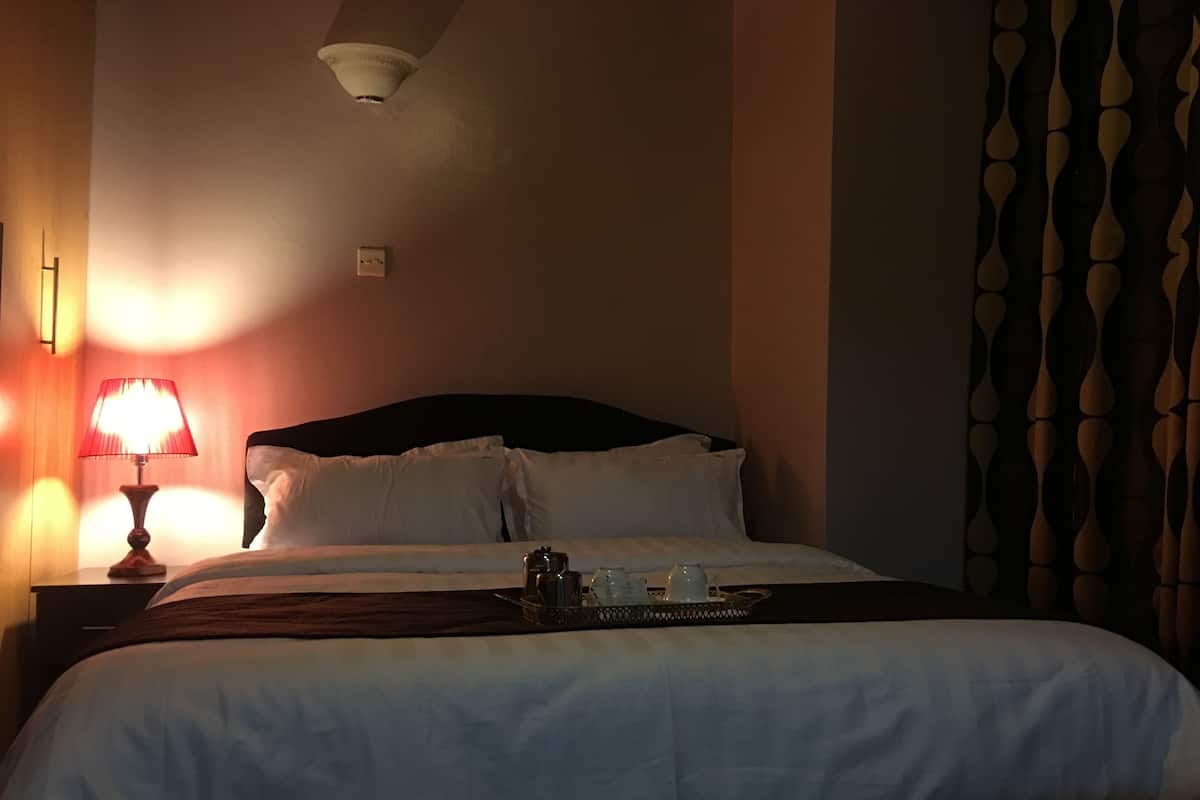 Habitación Deluxe doble, 1 cama de matrimonio, vistas al jardín | Sábanas de algodón egipcio y ropa de cama de alta calidad