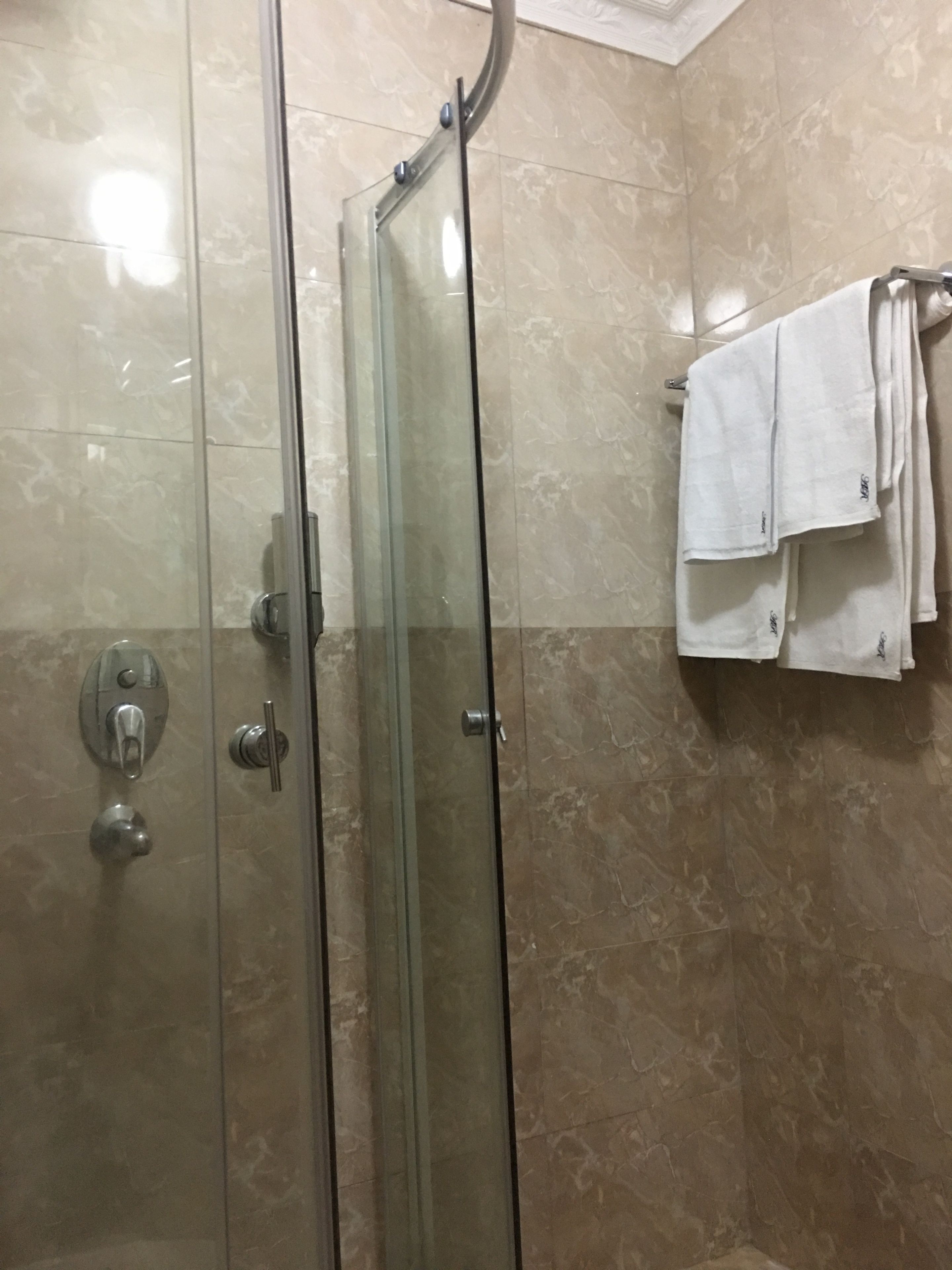 Habitación Deluxe doble, 1 cama de matrimonio, vistas al jardín | Baño | Bañera y ducha independientes y toallas