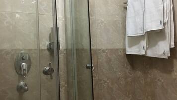 华丽双人房, 1 张大床, 花园景观 | 浴室 | 独立的浴缸和淋浴、毛巾