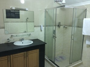 Executive Double Room, 1 King Bed | Bathroom - The Allen Rose (Nairobi)