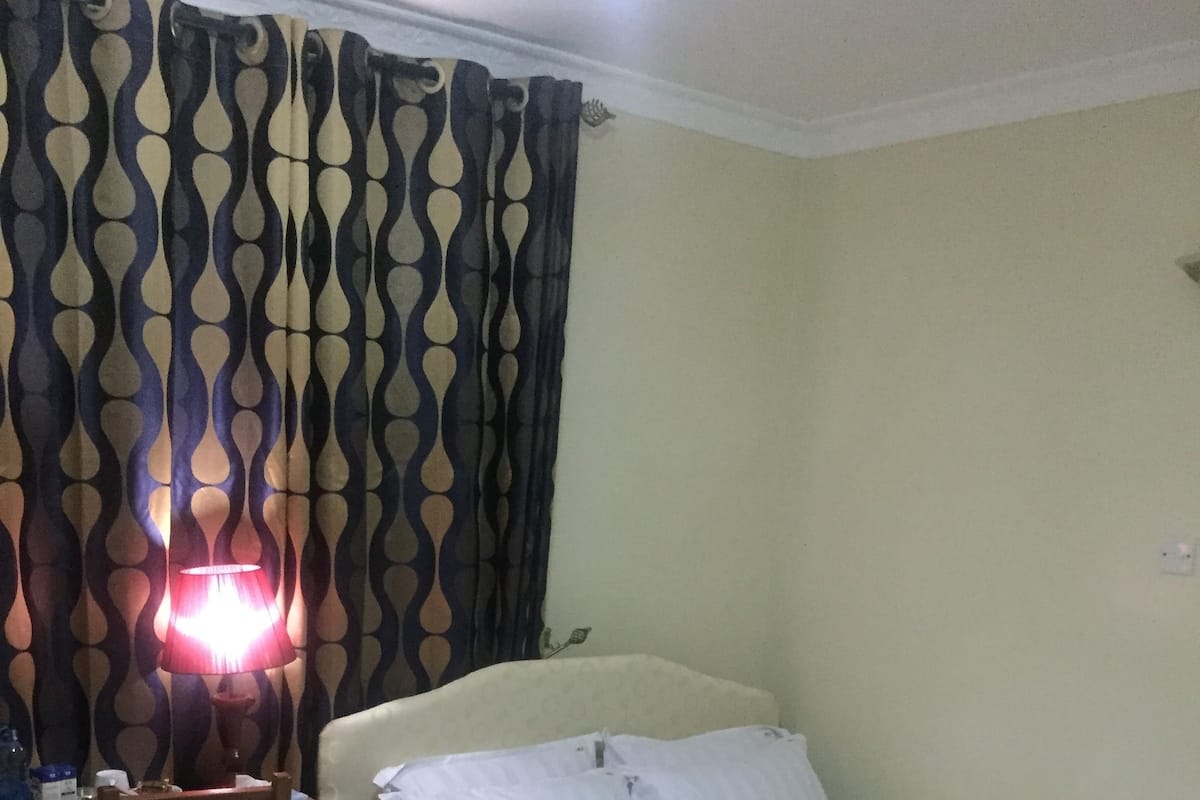 Habitación Confort, 1 cama de matrimonio | Sábanas de algodón egipcio y ropa de cama de alta calidad