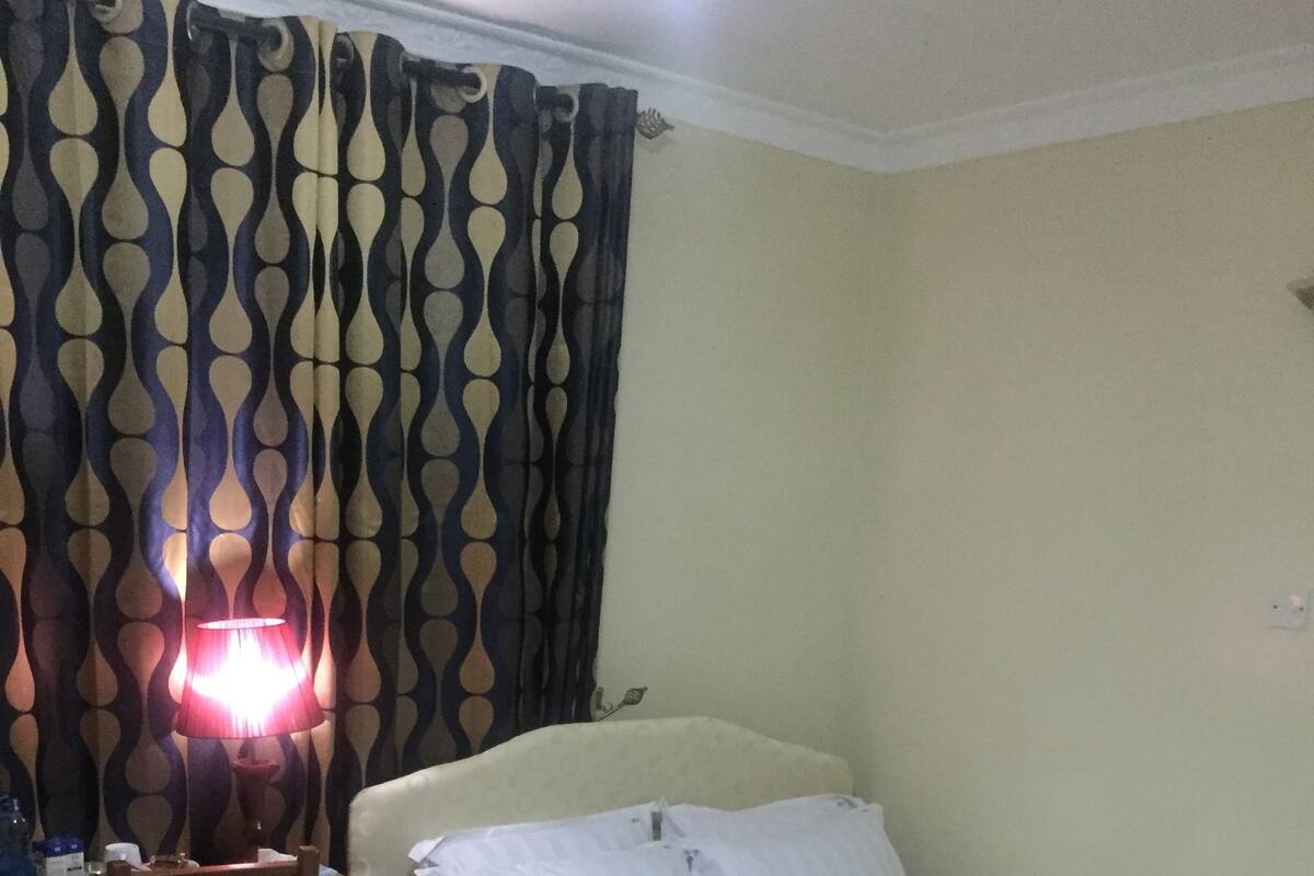 Habitación Confort, 1 cama Queen size | Sábanas de algodón egipcio y ropa de cama de alta calidad