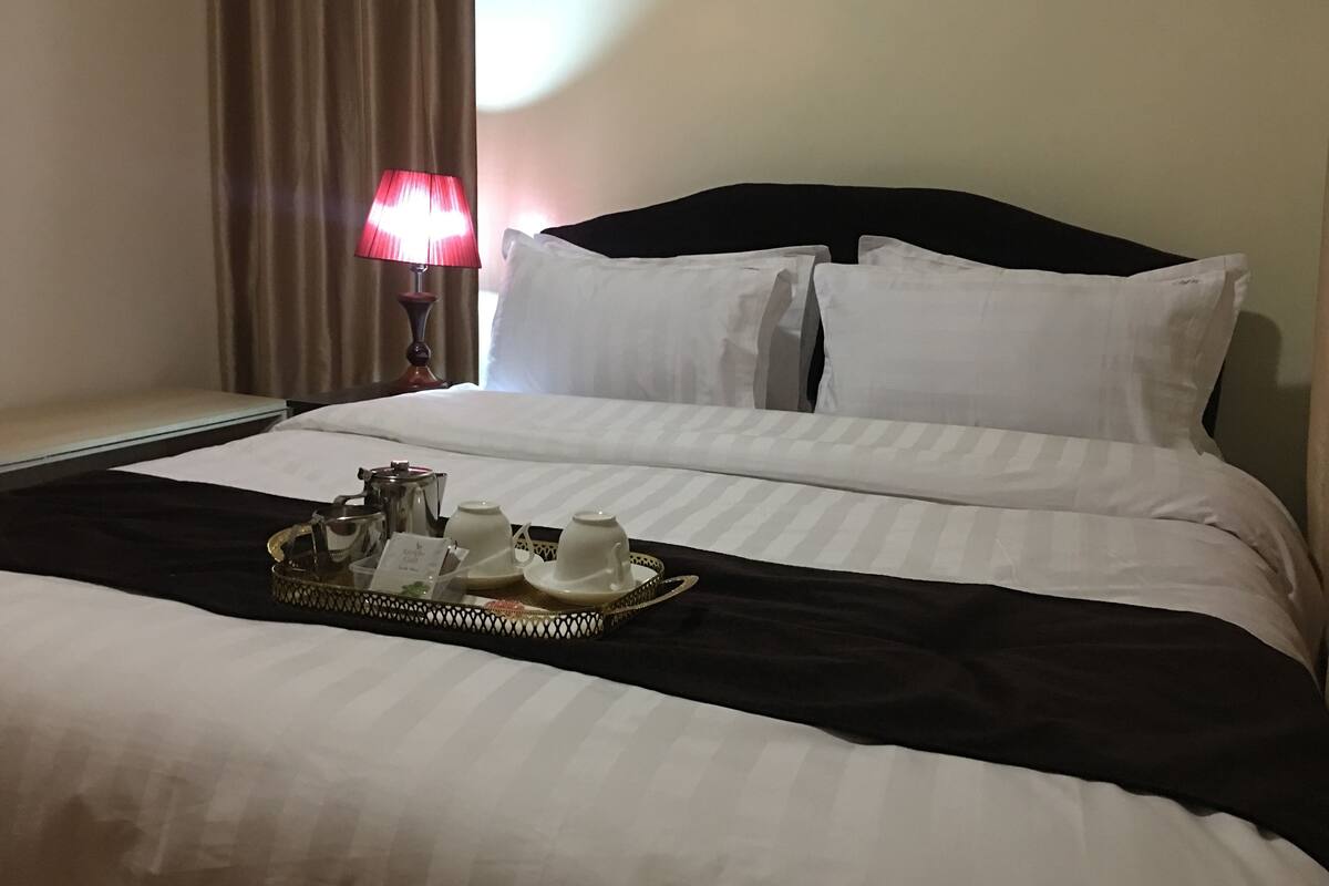 Habitación doble de diseñador, 1 cama Queen size | Sábanas de algodón egipcio y ropa de cama de alta calidad