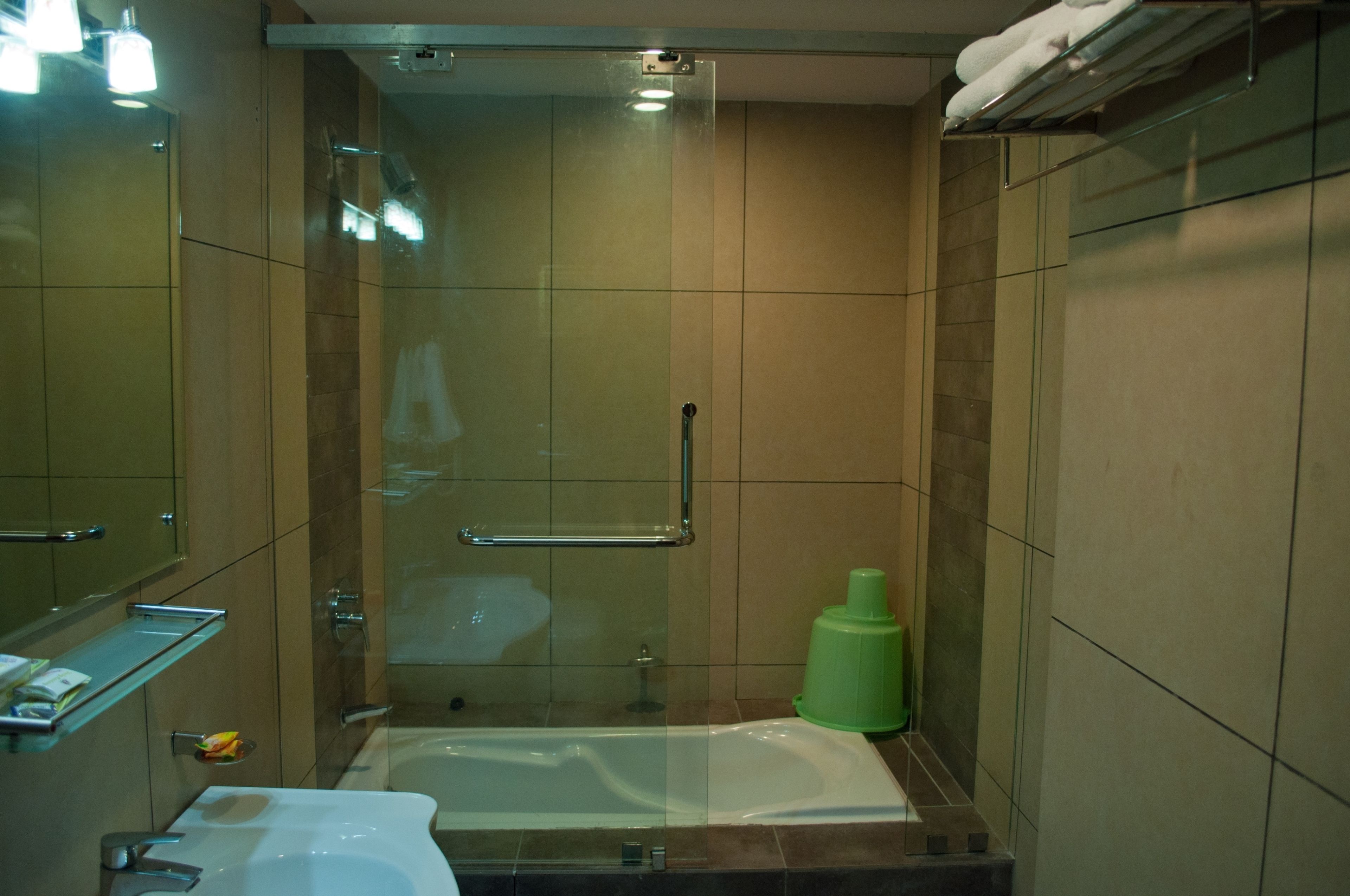 Une salle de bain moderne dotée d’une douche à parois de verre, d’une baignoire et d’un lavabo.