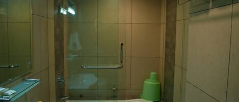 Une salle de bain moderne dotée d’une douche à parois de verre, d’une baignoire et d’un lavabo.