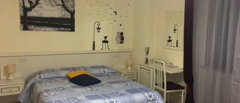 Traditional-Doppelzimmer, Poolblick | Hochwertige Bettwaren, Minibar, Zimmersafe, Schreibtisch