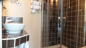Triple Room | Bathroom | Deep soaking tub, free toiletries, hair dryer, bathrobes