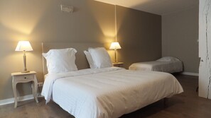Triple Room | 1 bedroom, premium bedding, desk, blackout drapes - Hotel La Closeraie (Sully-sur-Loire)