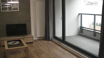 1 habitación, insonorización y tabla de planchar con plancha