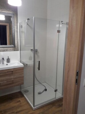 Apartment, Balcony | Bathroom | Shower, hair dryer, towels - Apartament Lirowa (Warsaw)