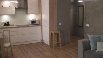 Refrigerador, microondas, parrilla de estufa y tetera eléctrica