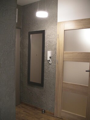 1 habitación, sistema de insonorización y tabla de planchar con plancha 
