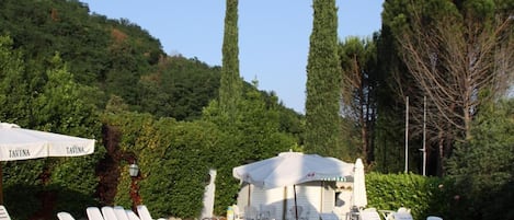 Una piscina al aire libre de temporada (de 09:00 a 21:00), sombrillas