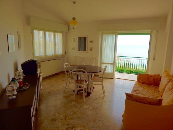 Appartement classique, 1 chambre | Aire de séjour | Téléviseur