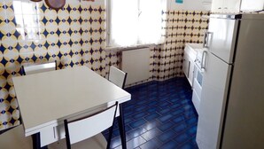 Apartament clàssic, 1 dormitori | Cuina privada | Microones, forn, placa de cuina i rentaplats 