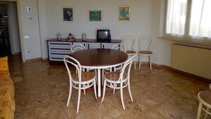 Apartament clàssic, 1 dormitori | Sala d'estar | Televisor 