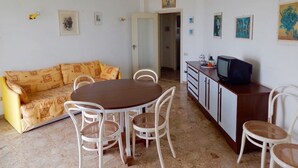 Apartament clàssic, 1 dormitori | Sala d'estar | Televisor 