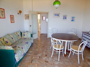 Appartement classique, 2 chambres | Aire de séjour | Téléviseur