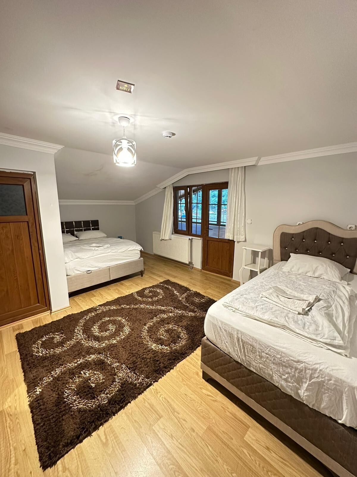 Desk, soundproofing, free rollaway beds, free WiFi