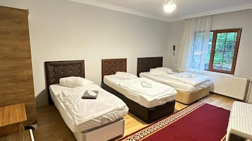 Standard Quadruple Room | Desk, soundproofing, free rollaway beds, free WiFi