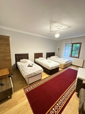 Habitación cuádruple estándar | Escritorio, sistema de insonorización, camas supletorias gratuitas
