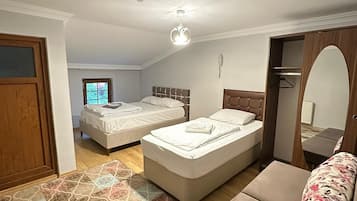 Chambre Triple Standard | Bureau, chambres insonorisées, lits pliants/supplémentaires gratuits