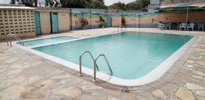 Una piscina al aire libre