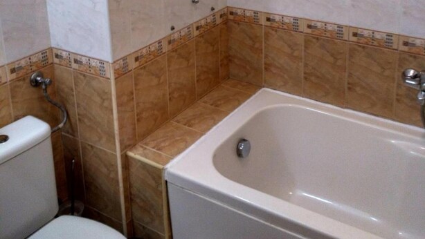 A bathroom with a bathtub, toilet, and shower. - Hotel Philippopolis (Plovdiv)
