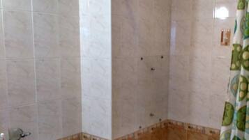 Un baño con inodoro, lavamanos y bañera.