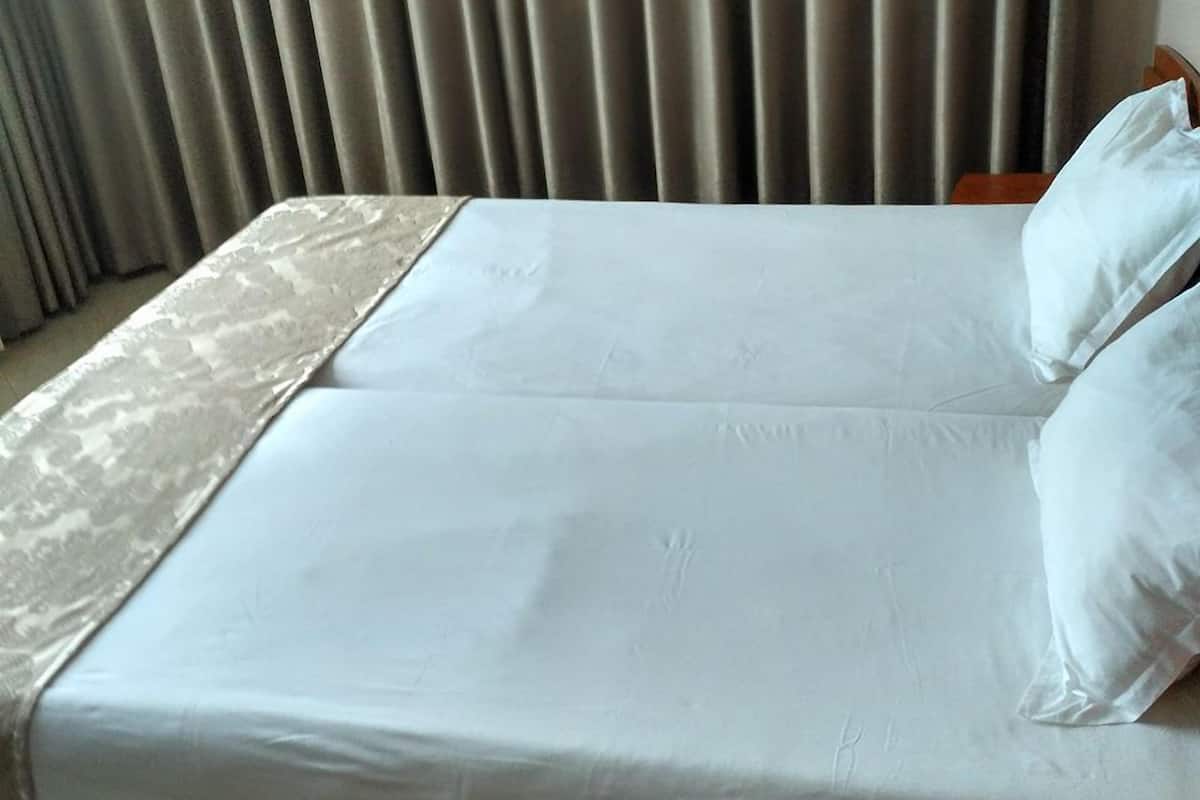 Minibar, desk, free WiFi