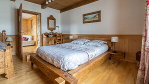 A wooden bed with a headboard, a wooden nightstand, a wooden bench, a wooden dresser, and a wooden chair. - La ferme Morin la Ronde Fontaine (Fournet-Blancheroche)