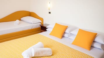 Tripla basic | In-room safe, individually decorated, individually furnished, desk