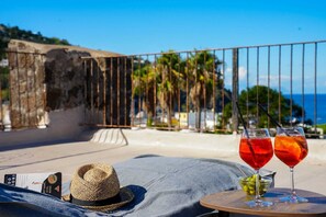 Camera deluxe con terrazza, vista mare | Terraço/pátio