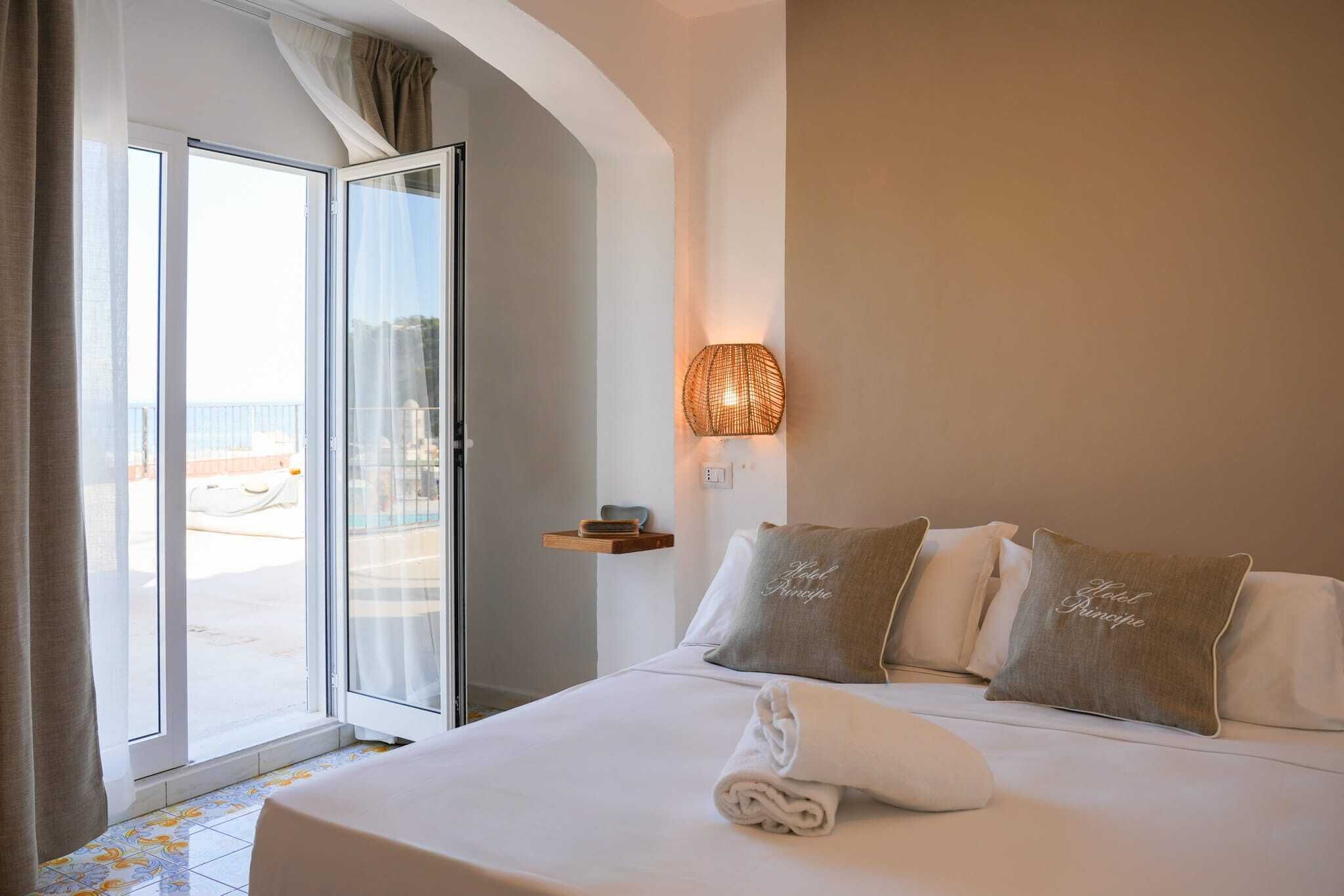 Camera deluxe con terrazza, vista mare | Zimmersafe, individuell dekoriert, individuell eingerichtet