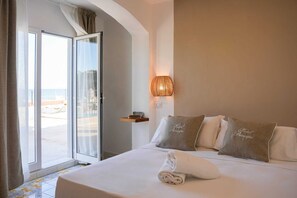 Camera deluxe con terrazza, vista mare | Zimmersafe, individuell dekoriert, individuell eingerichtet