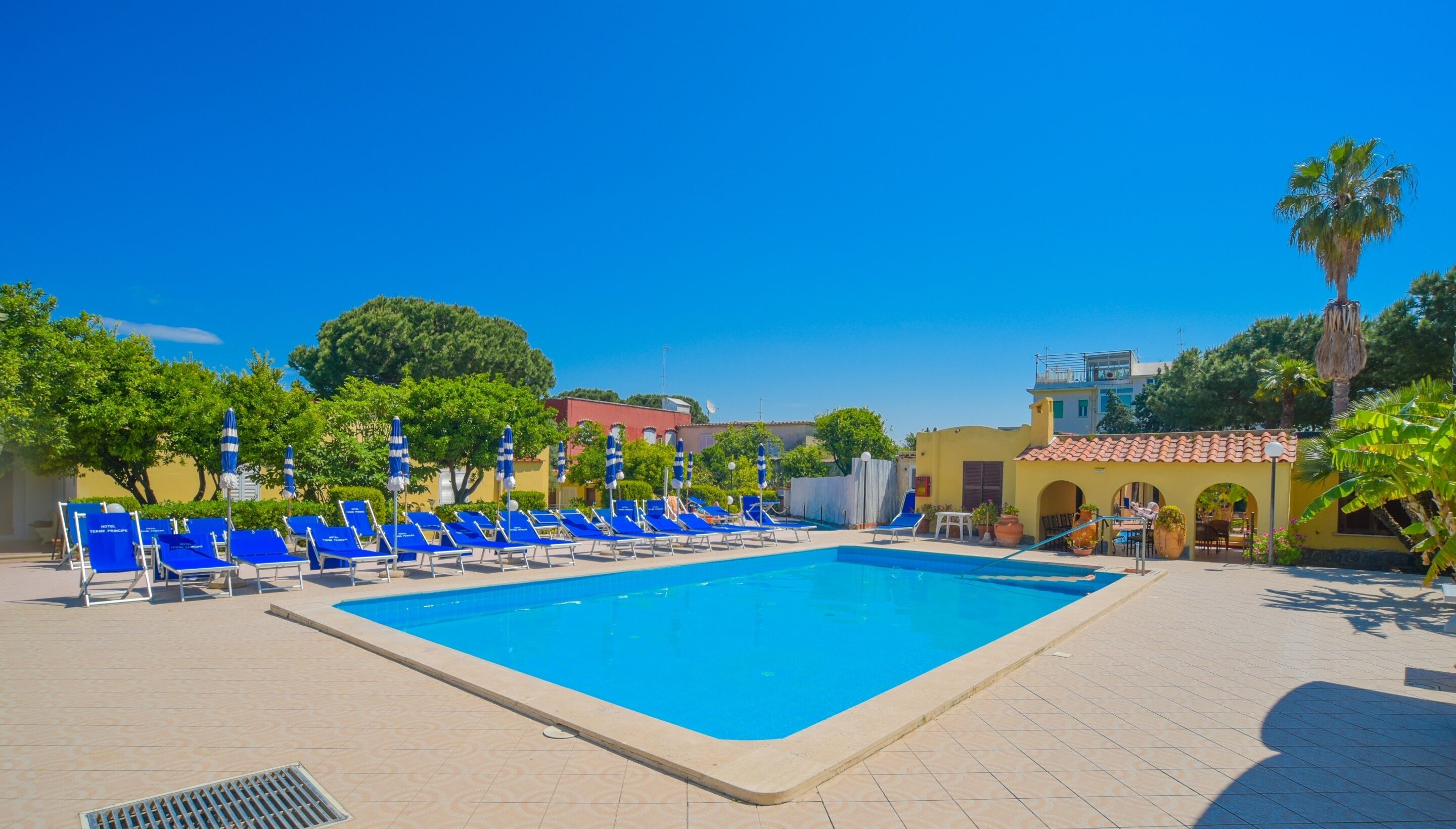 室內泳池、季節性室外泳池；泳池傘、躺椅