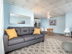 テレビ、DVD プレーヤー