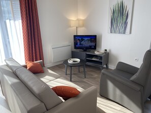 Appartement, toegankelijk voor mindervaliden, en-suite badkamer (T2) | Woonruimte | Een 82-cm flatscreentelevisie met satellietzenders en televisie