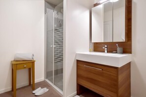 Regadera, amenidades de baño gratuitas, secadora de cabello, batas