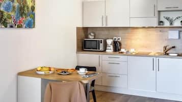Fridge, microwave, stovetop, coffee/tea maker